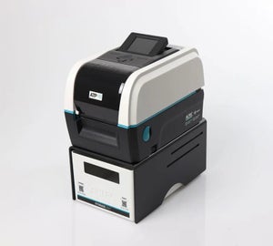 ATP-300 Pro labelprinter geplaatst op een ATP Storage Unit die extra opbergruimte biedt voor labels en accessoires