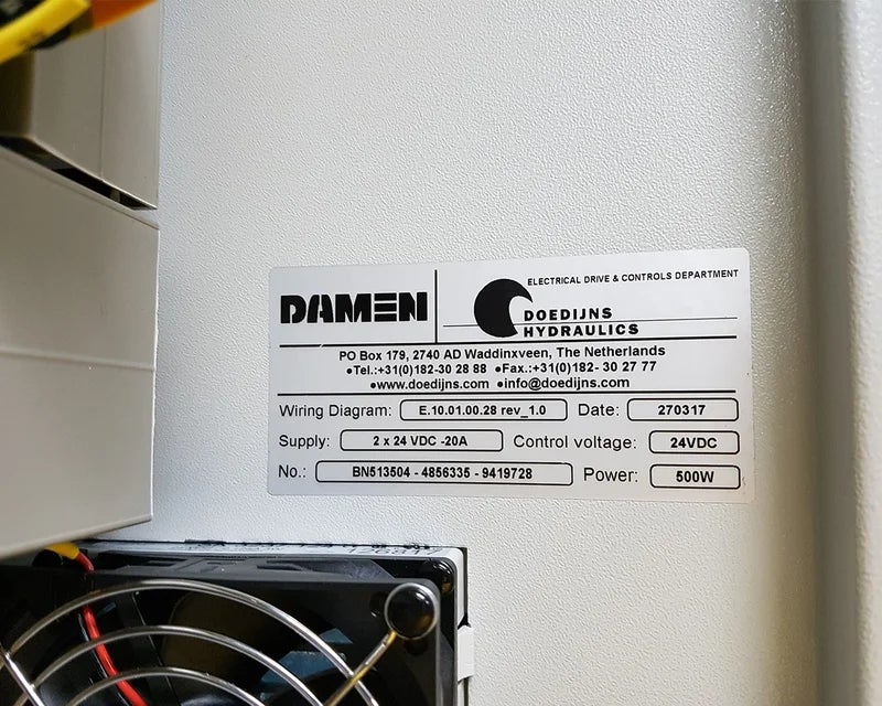 Typeplaat met elektrische specificaties in industriële schakelkast