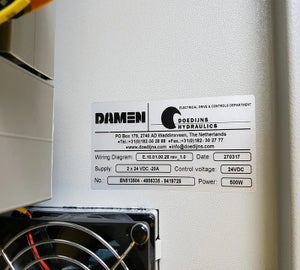 Typeplaat met elektrische specificaties in industriële schakelkast