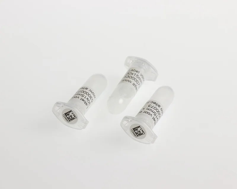 Drie liggende transparante microbuisjes voorzien van witte cryogene labels met zwarte tekst en datamatrixcodes op de doppen.