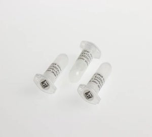 Drie liggende transparante microbuisjes voorzien van witte cryogene labels met zwarte tekst en datamatrixcodes op de doppen.