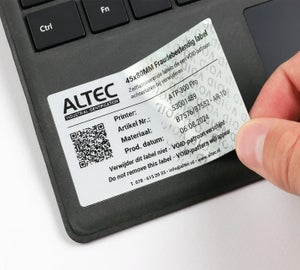 Fraudebestendig Print & Laminate label op laptop met zichtbaar VOID-patroon na gedeeltelijke verwijdering