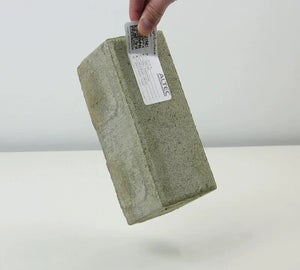 ToughSurface Flextreme label met QR-code bevestigd aan baksteen