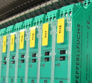 Gele componentlabels met identificatiecodes aangebracht op Pepperl + Fuchs interface modules