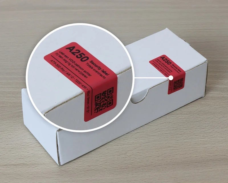 Rood security label met QR-code aangebracht als verzegeling op kartonnen verpakking