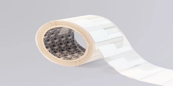 RFID vlaglabels bevestigd aan bekabeling in een schakelkast voor identificatie
