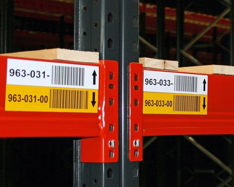 Gele en witte locatielabels met barcodes op een magazijnstelling