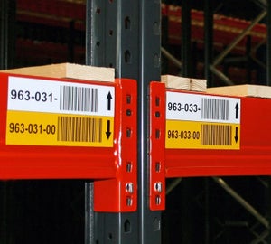 Gele en witte locatielabels met barcodes op een magazijnstelling