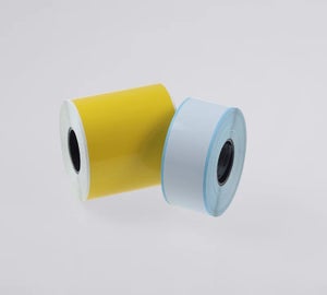 Rollen logistic vinyl labels in geel en wit voor in het magazijn