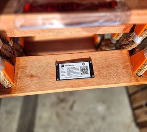 Typeplaathouder met typeplaat gemonteerd op een houten loodsladder