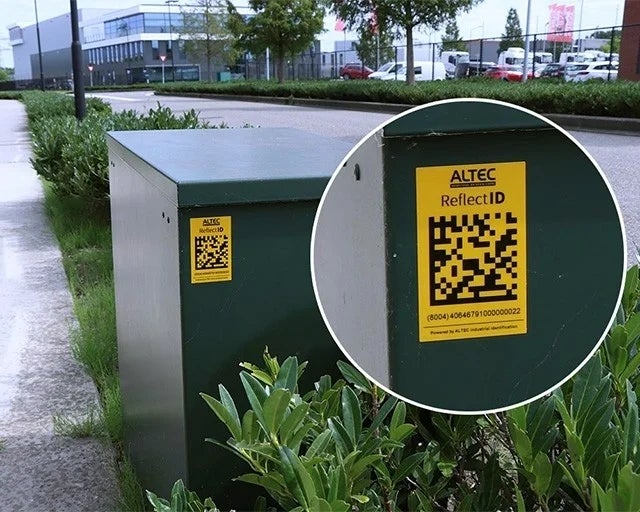 Reflecterend label op straatkast voor herkenning en traceerbaarheid buiten