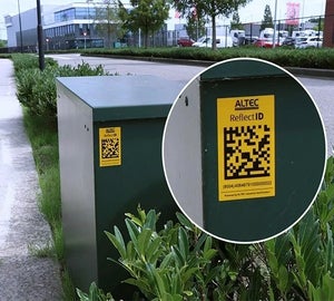 Reflecterend label op straatkast voor herkenning en traceerbaarheid buiten