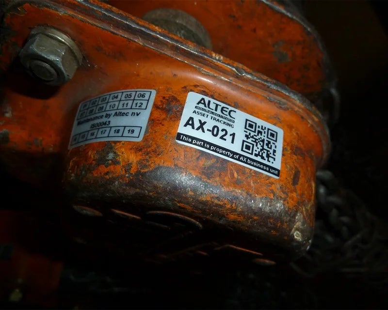 Slijtvaste asset label met QR-code voor asset tracking op machineonderdeel