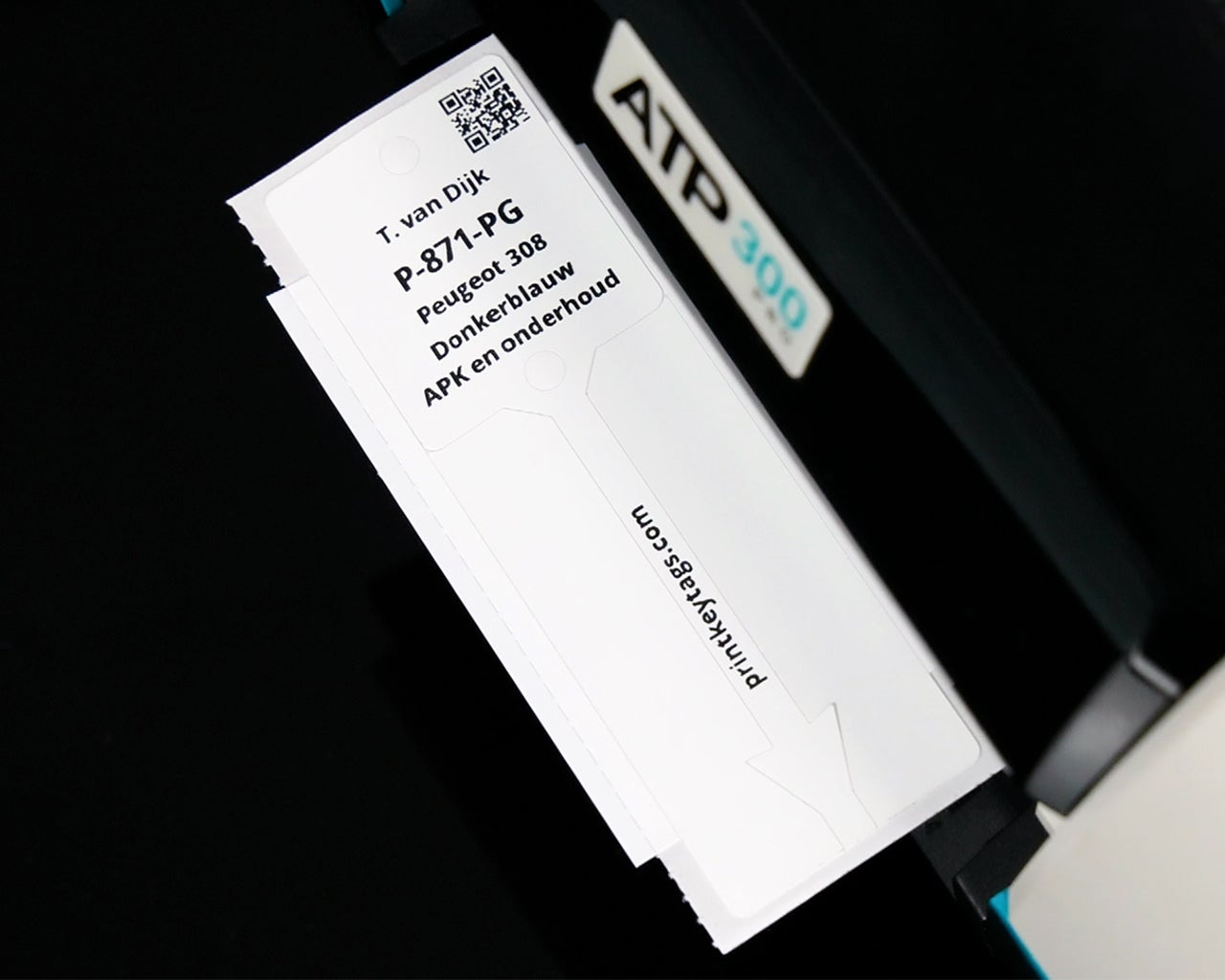 ATP-300 Pro labelprinter tijdens het printen van een KeyTag met voertuig- en klantinformatie met QR-code