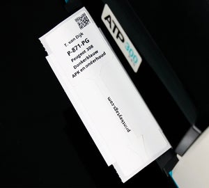 ATP-300 Pro labelprinter tijdens het printen van een KeyTag met voertuig- en klantinformatie met QR-code