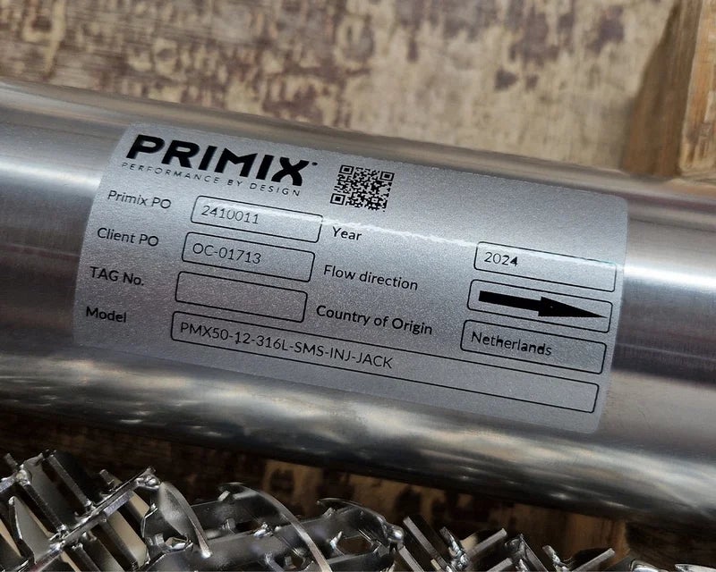 Typeplaat met QR-code en productspecificaties op roestvrijstalen leiding