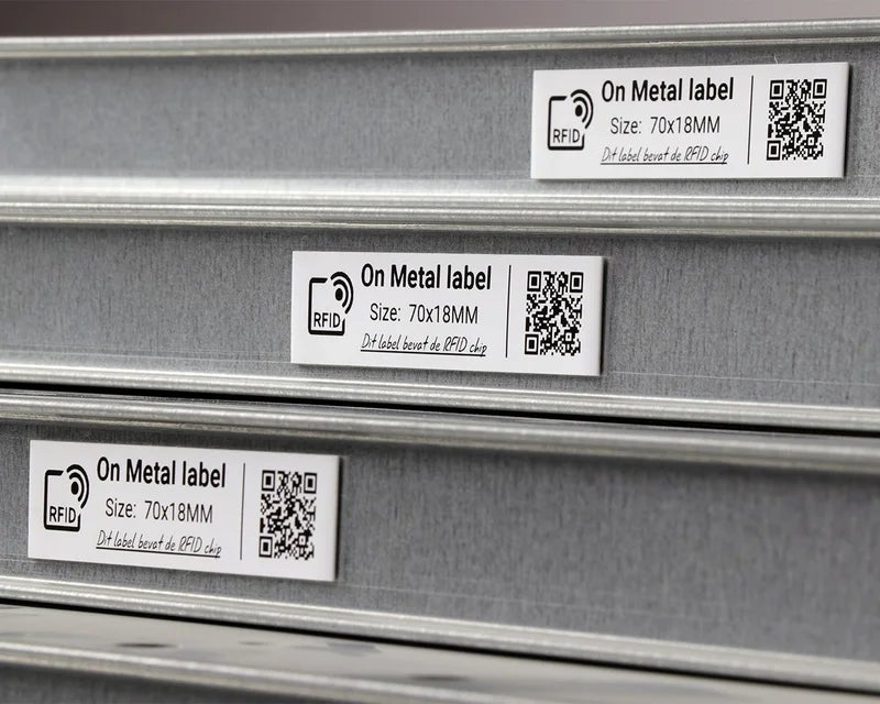 RFID kunststof labels bevestigd op metalen stelling