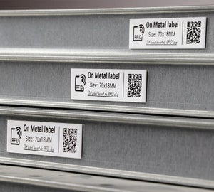 RFID kunststof labels bevestigd op metalen stelling