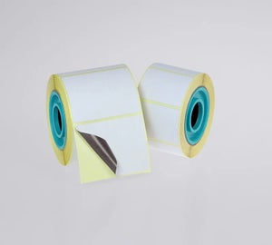 Rollen witte correctielabels met dekkende grijze kleeflaag voor het afdekken van oude of foutieve verzendlabels
