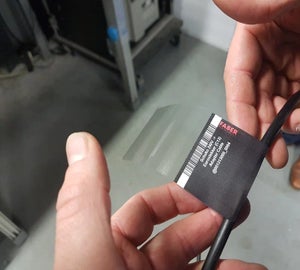 Transparant beschermlaminaat wordt over een full-color wikkellabel gevouwen op een kabel voor extra bescherming