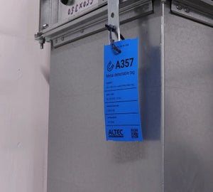Blauwe metal detectable tag bevestigd aan metalen oppervlak metal detectable kabelbandje