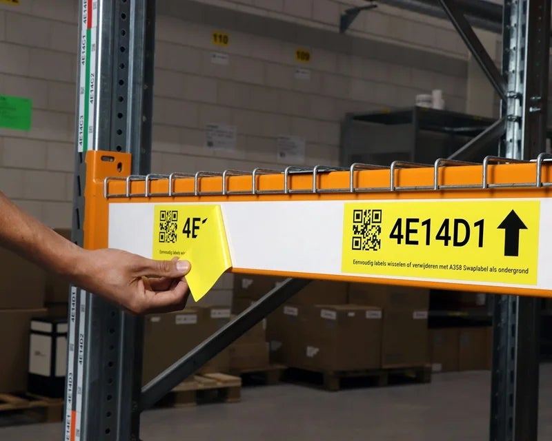 SwapLabel op een magazijnstelling waarbij labels eenvoudig vervangen worden