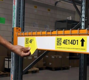 SwapLabel op een magazijnstelling waarbij labels eenvoudig vervangen worden