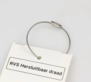Hersluitbaar draad bevestigd aan een label