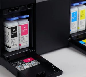 ColorMax labelprinter met geopende cartridgeklep en CMYK-inktcartridges