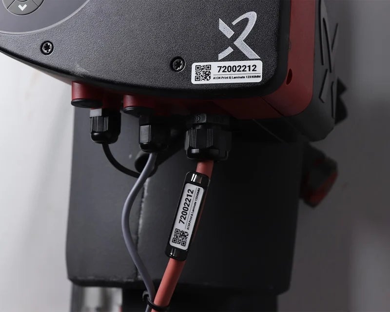 HoseTag met QR-code bevestigd bij een industriële connector voor snelle identificatie en traceerbaarheid