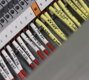 Witte en gele krimpkousen met adercodes op rode en gele aders in schakelkast