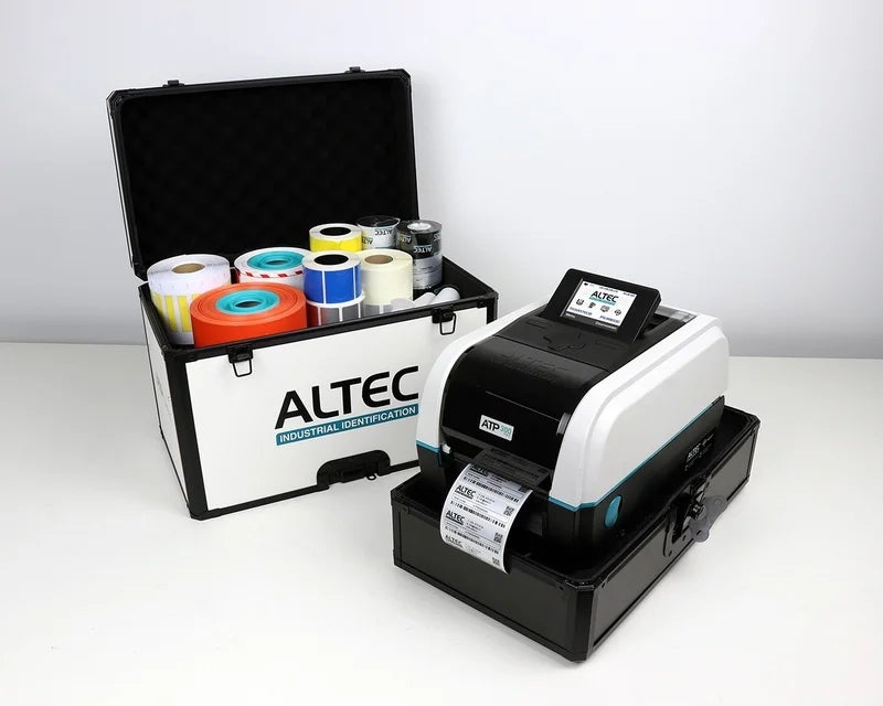 ATP-300 Pro labelprinter naast een draagkoffer met verschillende labelrollen voor mobiel printen op locatie