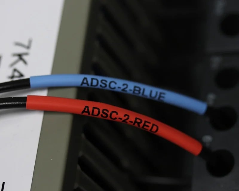 Blauwe en rode krimpkousen met adercodering op aders in schakelkast