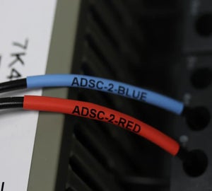 Blauwe en rode krimpkousen met adercodering op aders in schakelkast