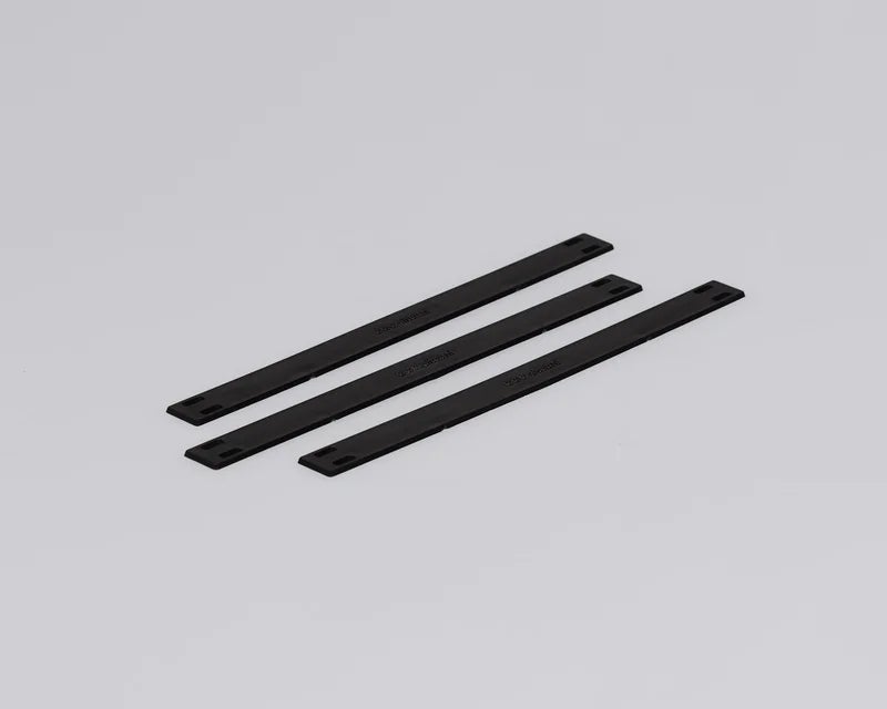 Drie zwarte draagstrips voor 12 x 150 mm voor montage op leidingen met verschillende diameters