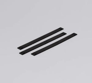 Drie zwarte draagstrips voor 12 x 150 mm voor montage op leidingen met verschillende diameters