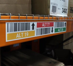 Full-color magneetband met letters, nummers en barcodes op een magazijnstelling 