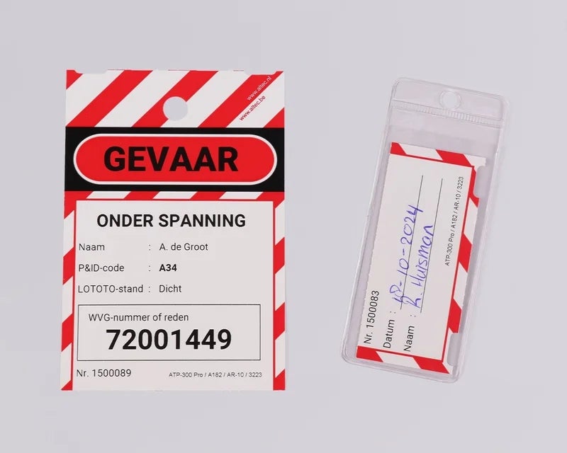 Voorbedrukte gevarentag naast een transparante TagHolder met het bijbehorende afscheurbare identificatiestrookje