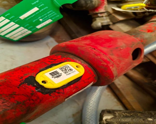 RFID label met QR-code bevestigd in gele ChainTag voor identificatie en traceerbaarheid