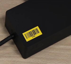Gestanst industrial vinyl label met barcode op elektronisch apparaat voor identificatie