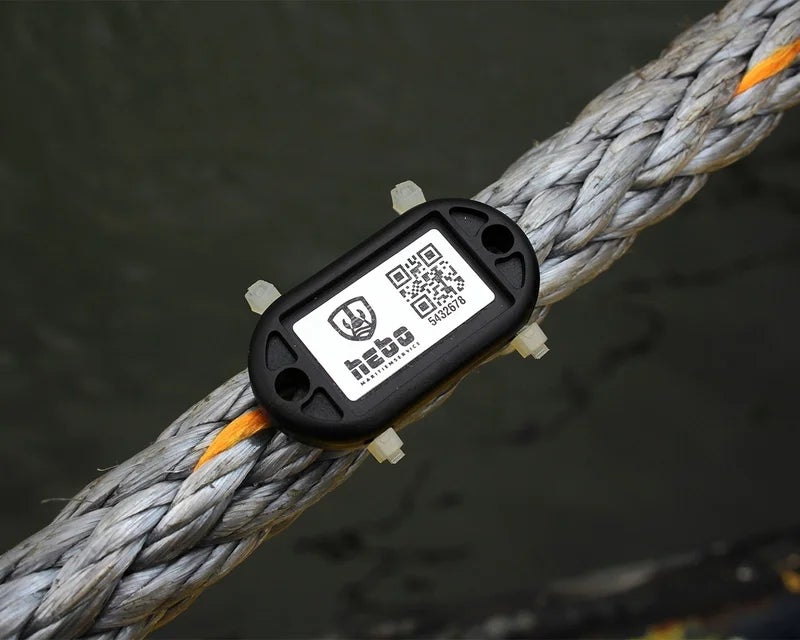 ChainTag bevestigd aan een gevlochten touw met QR-code en bedrijfslogo