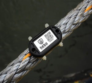 ChainTag bevestigd aan een gevlochten touw met QR-code en bedrijfslogo