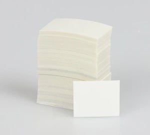 Stapel blanco vellen UV beschermlaminaat met een los beschermlaminaat op de voorgrond
