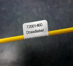 Close-up van wit draadlabel met nummer op gele ader