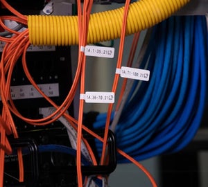 RFID labels bevestigd aan bekabeling in een schakelkast voor snelle identificatie