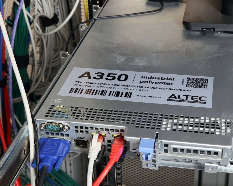 Industrial polyester label met barcode en QR-code op server in netwerkopstelling