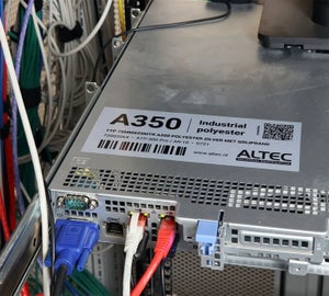 Industrial polyester label met barcode en QR-code op server in netwerkopstelling