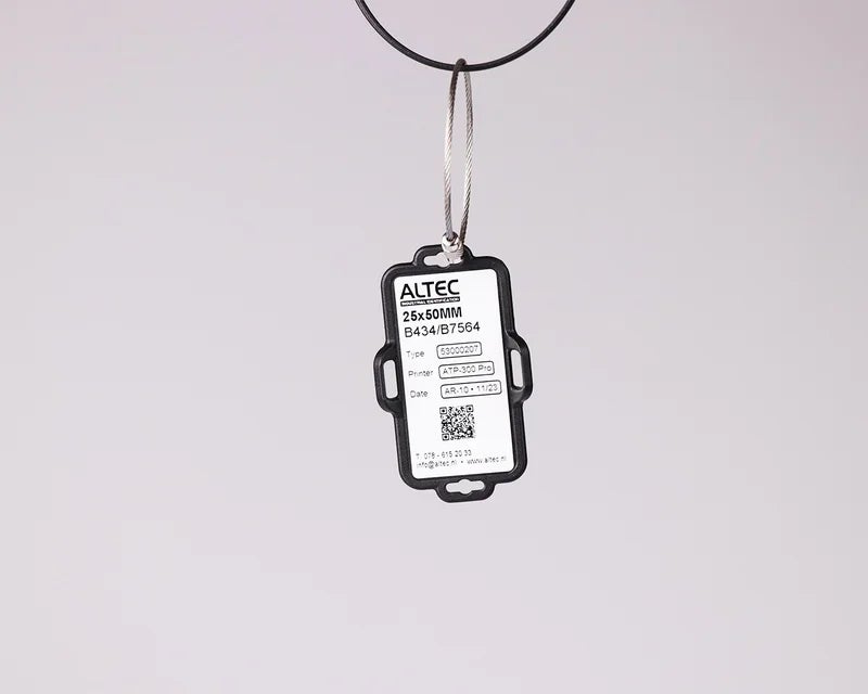 MultiTag voorzien van een Print & Protect label en bevestigd aan een stalen draad