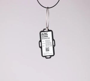 MultiTag voorzien van een Print & Protect label en bevestigd aan een stalen draad