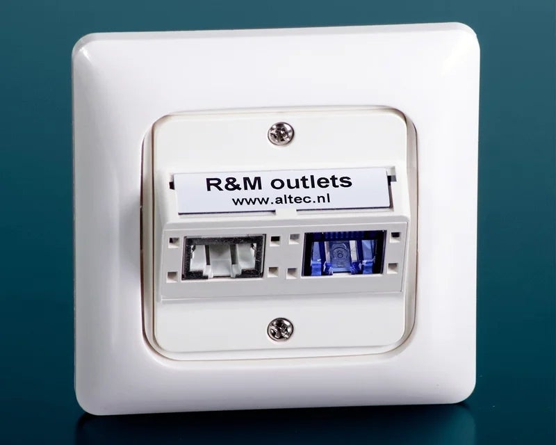 Wit ResoPrint label met tekst op R&M data outlet